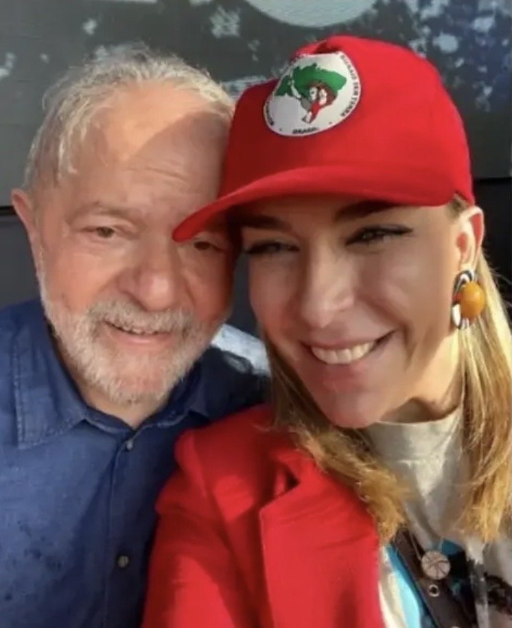 Em 1º de maio de 2022, no Pacaembu, em São Paulo, Roberta publicou uma selfie com Lula e escreveu: O pai tá on !!!. Foto: Reprodução/Instagram
