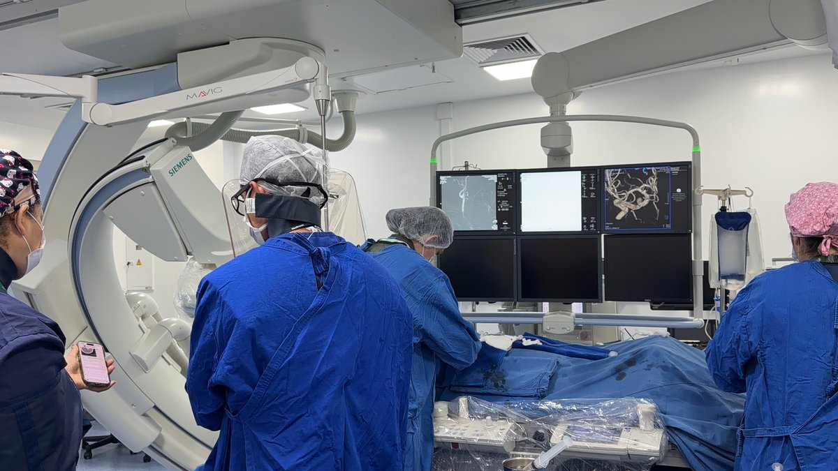 Equipe medica em sala de hemodinamica durante procedimento de alta complexidade em hospital de Santa Catarina