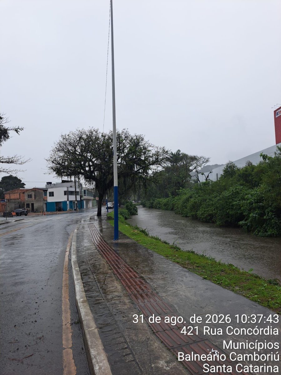Curso d'água com nível elevado ao lado da 6ª Avenida, no bairro dos Municípios, em Balneário Camboriú