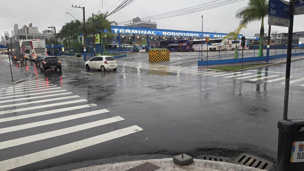 Cruzamento em frente ao Terminal Rodoviário de Balneário Camboriú com tráfego normal durante a chuva. Foto: BC Trânsito/Divulgação