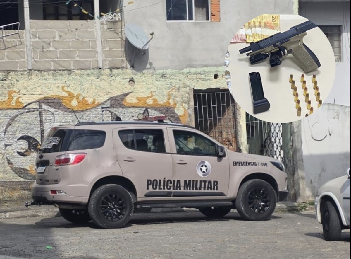 Viatura da Polícia Militar na comunidade Chico Mendes e a pistola apreendida com carregador e munições. Foto: Divulgação/PMSC