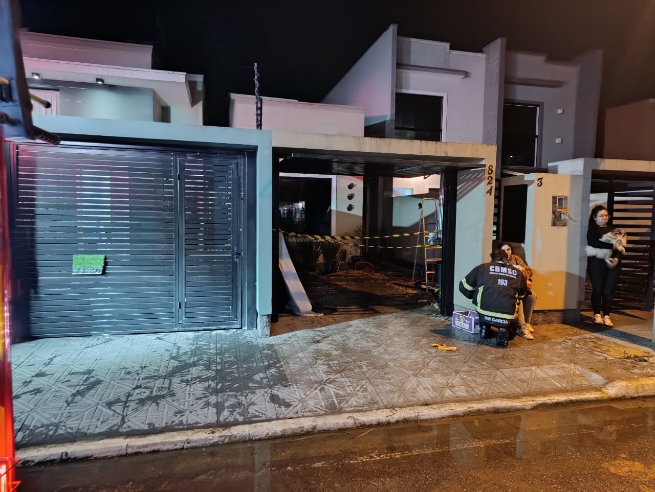 Incêndio em casa mata dois cães e um gato em Tijucas; outros cinco são resgatados