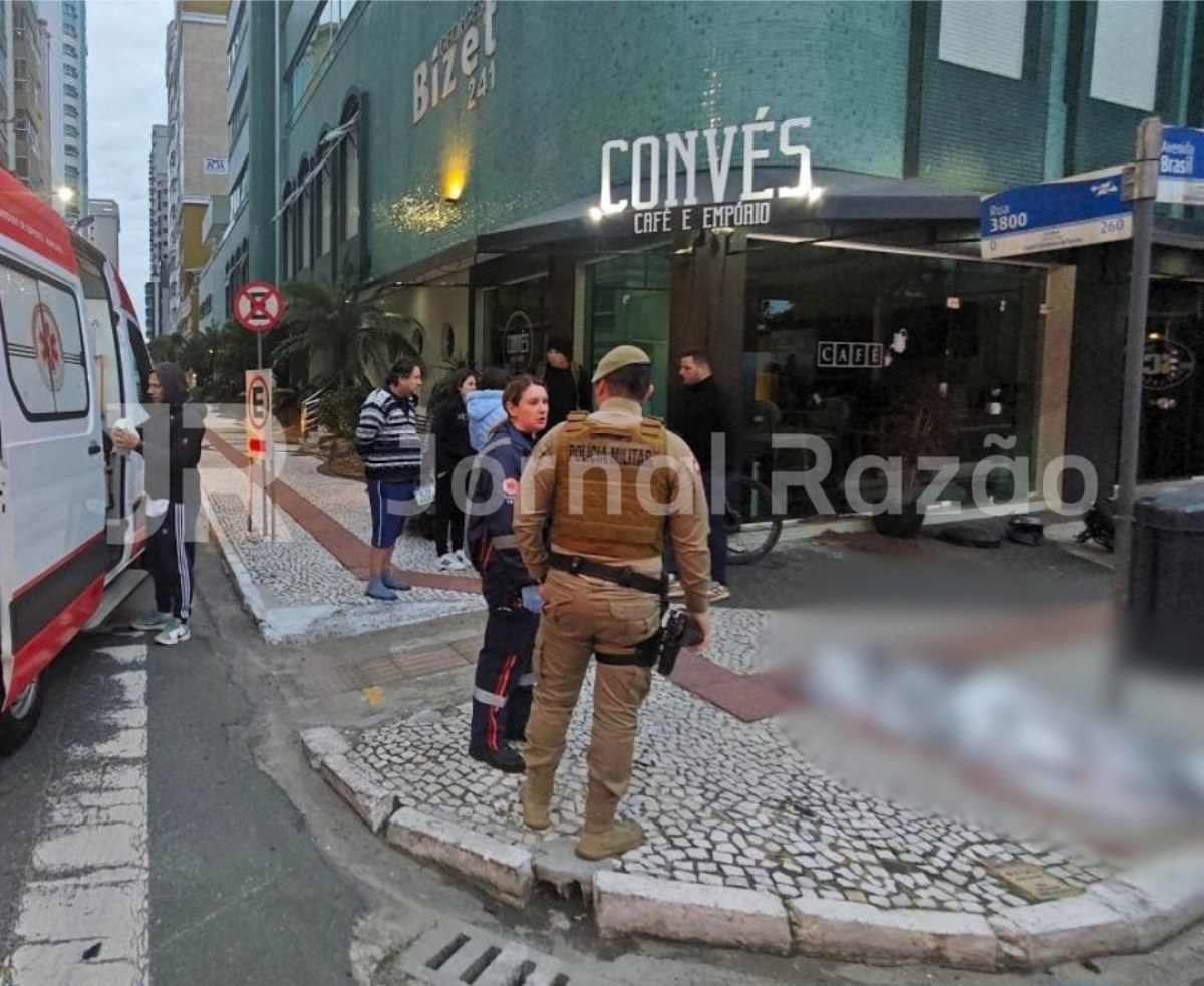 Policial militar e equipe do SAMU na esquina da Avenida Brasil com a Rua 3800, em Balneário Camboriú