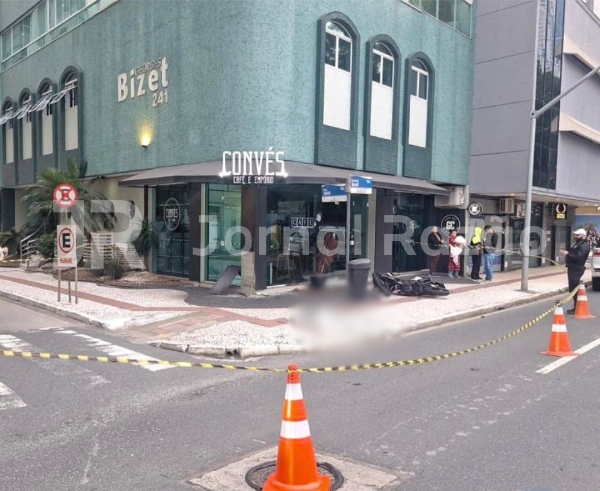 Esquina isolada com cones e fita na Avenida Brasil, em Balneário Camboriú