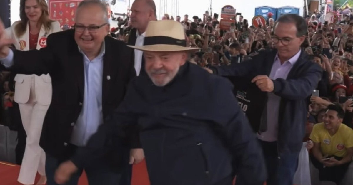 Apoiadores jogam camiseta com recado para Lula em Florianópolis e Décio Lima “intercepta”