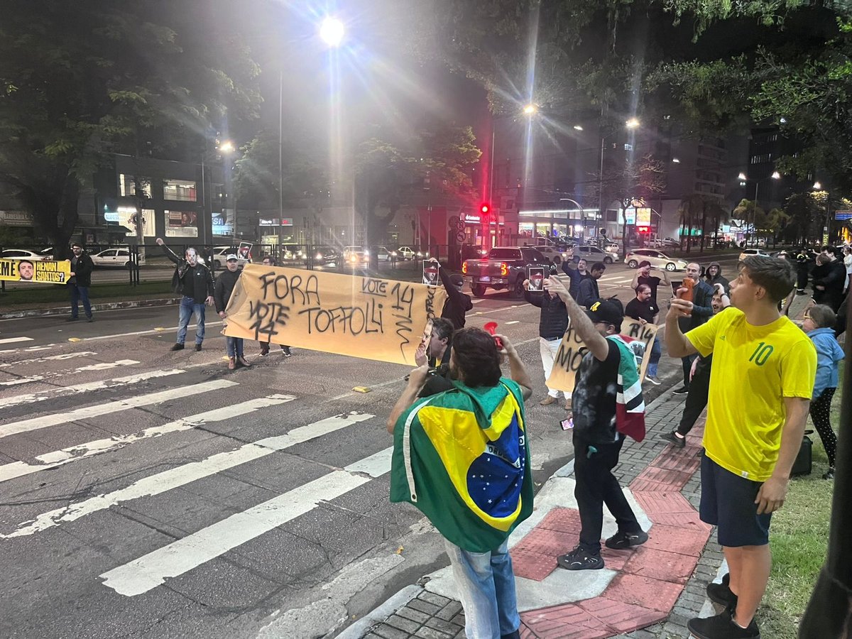 Ato em cidade catarinense cobra impeachment de ministros após TSE travar campanha de Renan Santos - QTU Questões do Universo