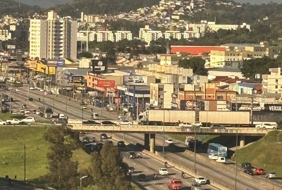 Pane em veículo de grande porte causa interdição e longas filas no acesso a Florianópolis - QTU Questões do Universo