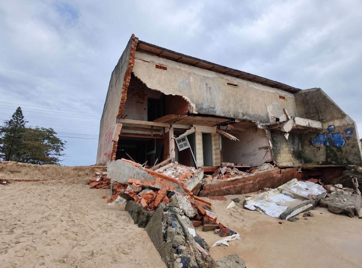 Imóvel destruído pelo avanço do mar na orla de Barra Velha