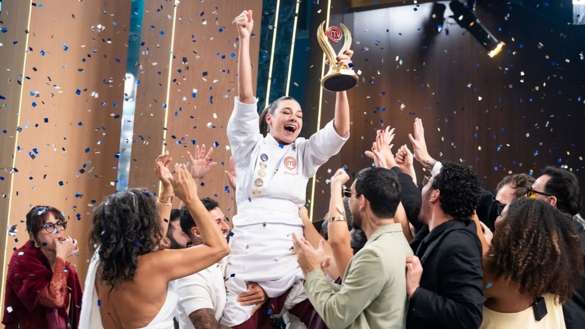 Filha de pescador de SC, bombeira catarinense vence o MasterChef com siri, tainha e ostra