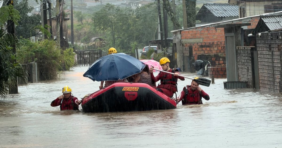 “Tem gente lá dentro de casa!”: bombeiros usam botes para resgatar famílias ilhadas em Criciúma
