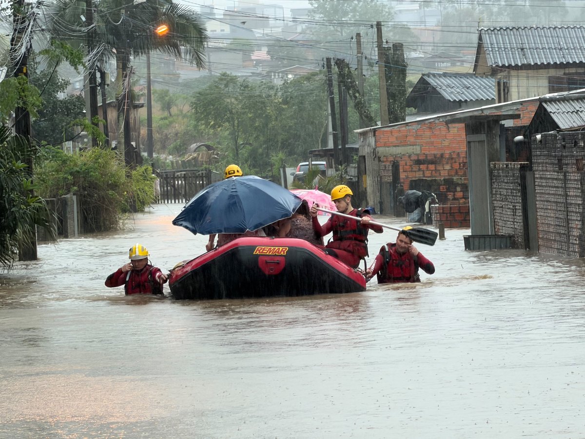 “Tem gente lá dentro de casa!”: bombeiros usam botes para resgatar famílias ilhadas em Criciúma