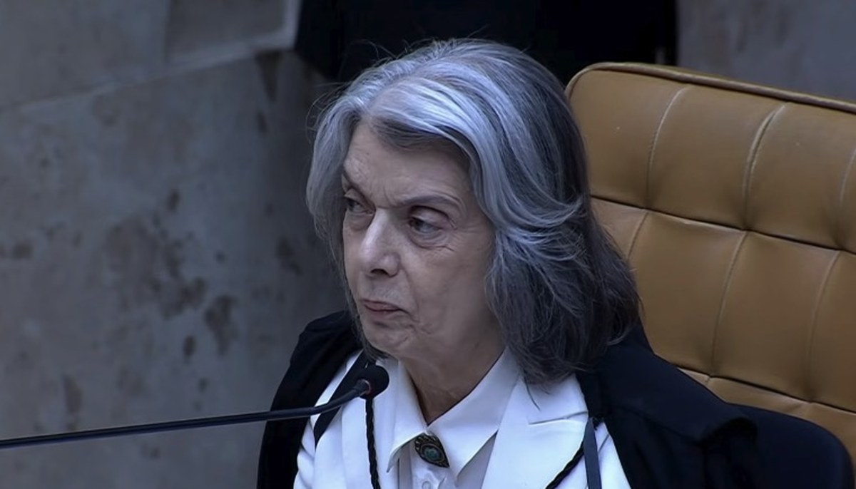 Cármen Lúcia pede desculpas aos brasileiros e vota para separar casos de Moraes e Mendonça