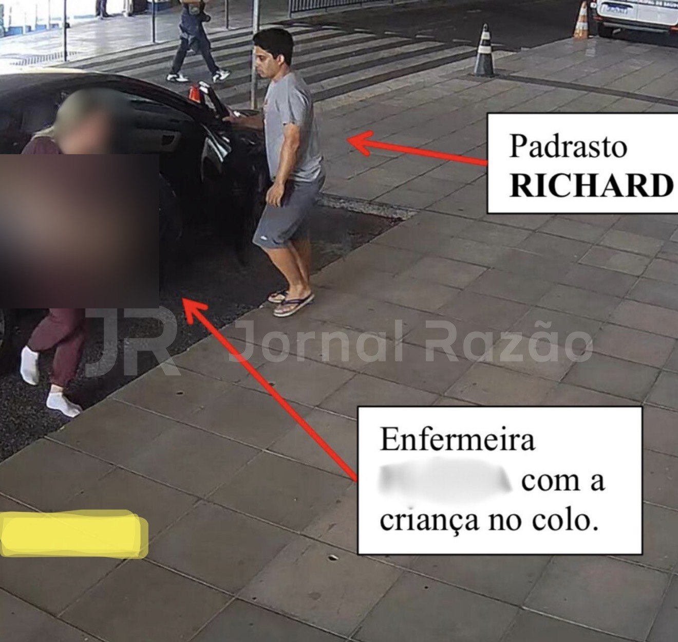 Uma vizinha enfermeira leva a criança no colo até o hospital. O padrasto vem atrás, caminhando (Foto: Reprodução)