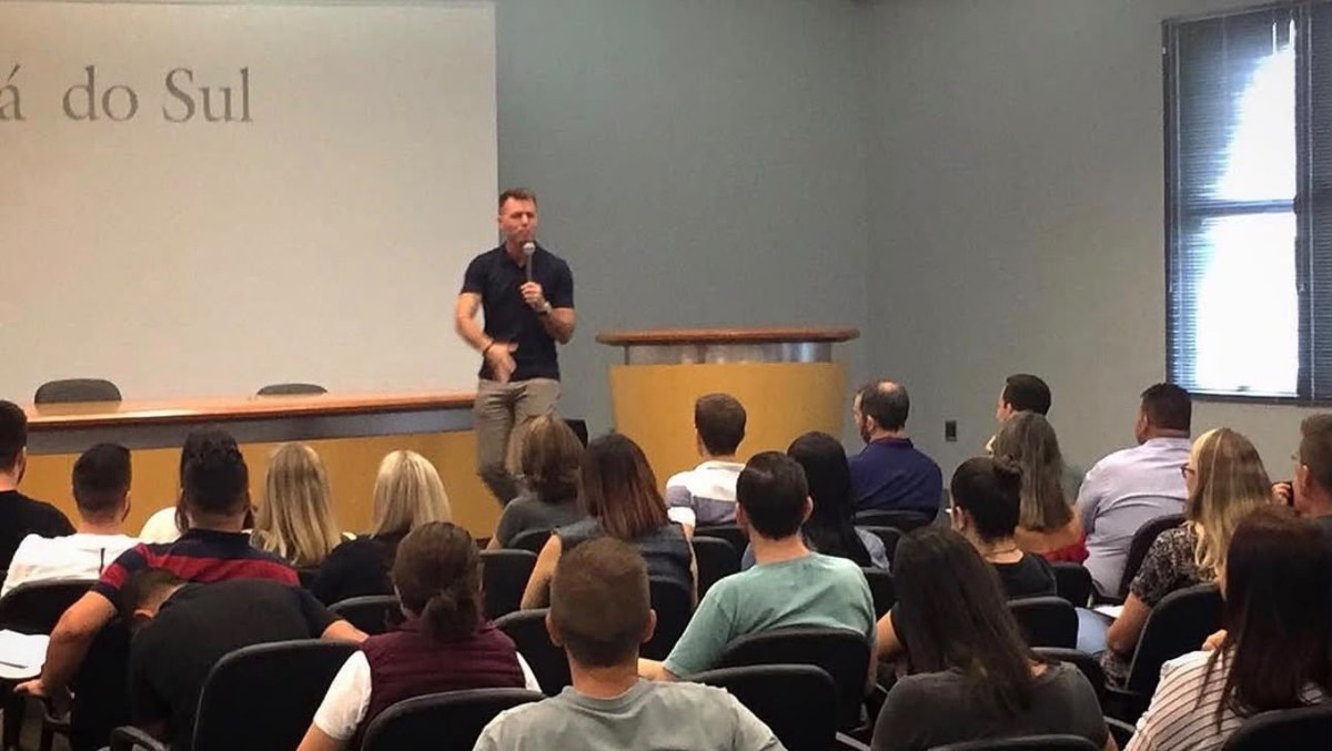 Ciro Pereira durante palestra para plateia em Jaraguá do Sul