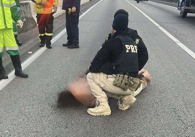 Homem em surto se agarra a poste no meio da BR-101 e mobiliza equipes em SC