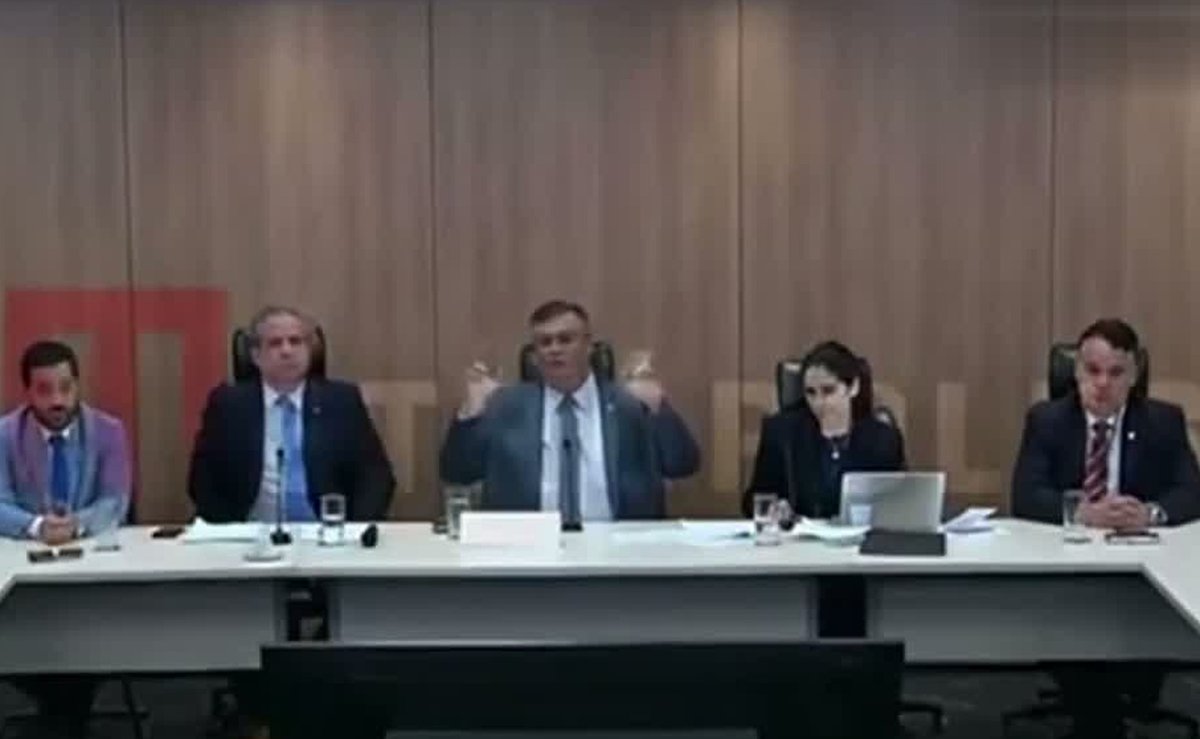 Dino libera posts que citam “família miliciana” e Nossa Senhora; em 2023, dizia ser contra liberdade absoluta