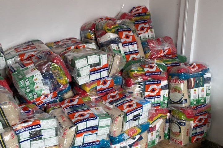 Entrega de itens em Irine&oacute;polis.
