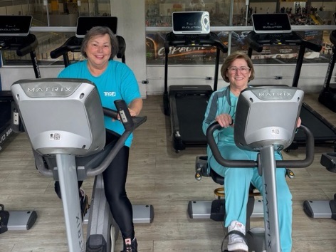 Idosos de Blumenau podem treinar musculação de graça, com professor, às quartas e quintas-feiras