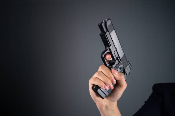 Senado pode liberar porte de arma para mulheres com medida protetiva a partir dos 18 anos - QTU Questões do Universo