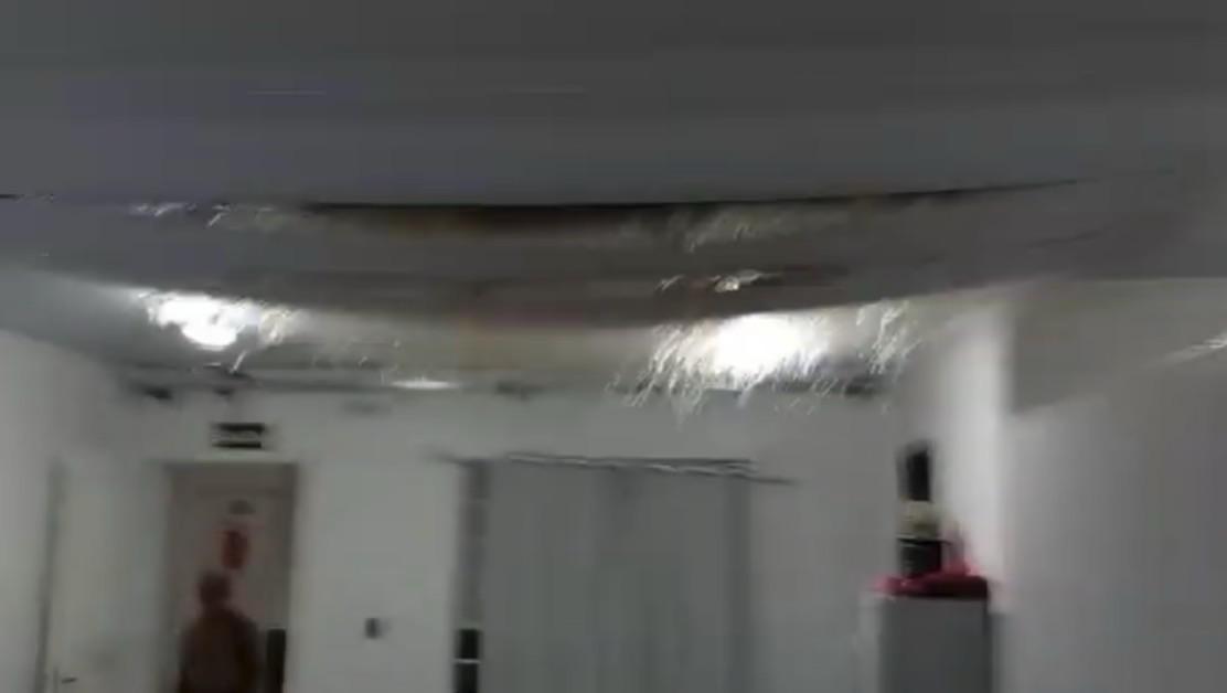 Vídeo registra momento em que teto de sala cai durante temporal com granizo em SC - QTU Questões do Universo