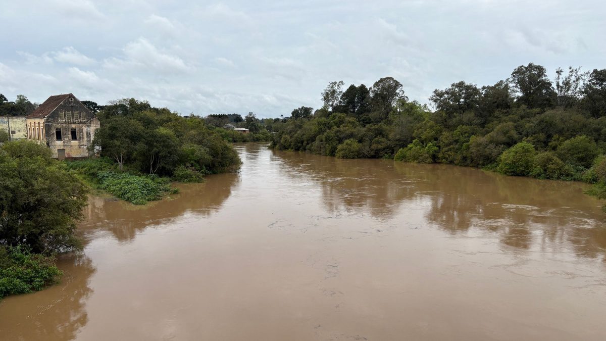 Cheia do Rio Negro avança e 12 famílias deixam casas em Mafra - QTU Questões do Universo