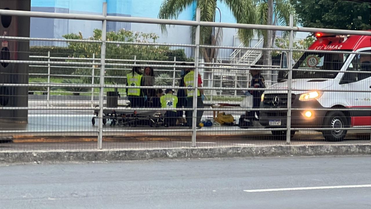A caminho do trabalho, homem passa mal e morre em terminal de Blumenau - Foto