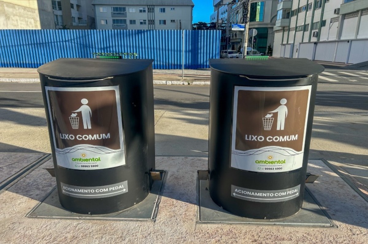 Obras para instalar lixeiras subterrâneas alteram trânsito na orla de Balneário Camboriú - Foto