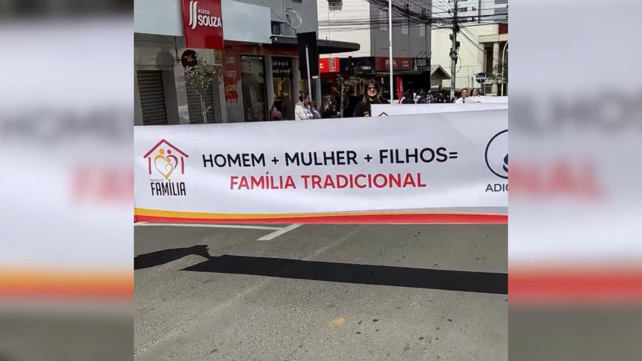 Cartazes contra casamento gay durante desfile de 7 de Setembro provocam críticas em SC - Foto