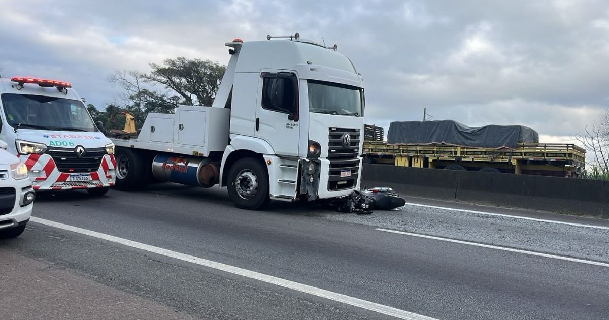 Acidente entre moto e caminhão deixa uma pessoa morta na BR-101 em Itajaí