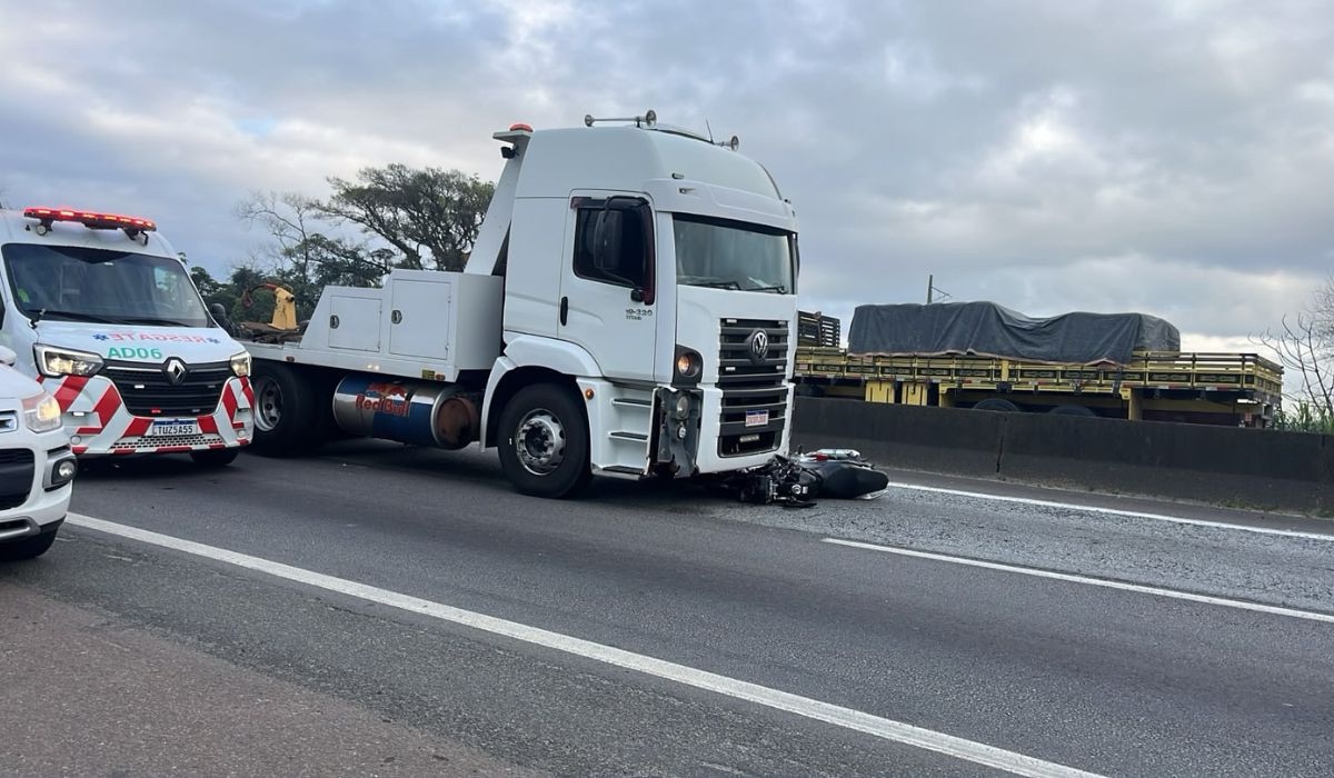 Acidente entre moto e caminhão deixa uma pessoa morta na BR-101 em Itajaí