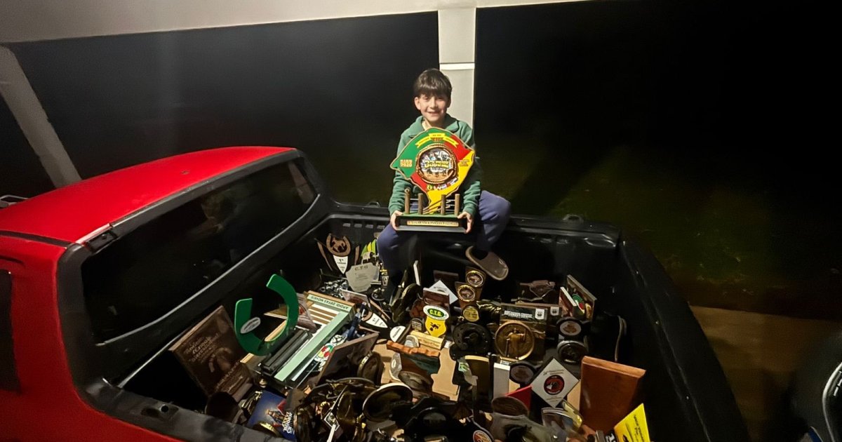 Menino de SC acumula cerca de 160 troféus e premiações em rodeios pelo Brasil