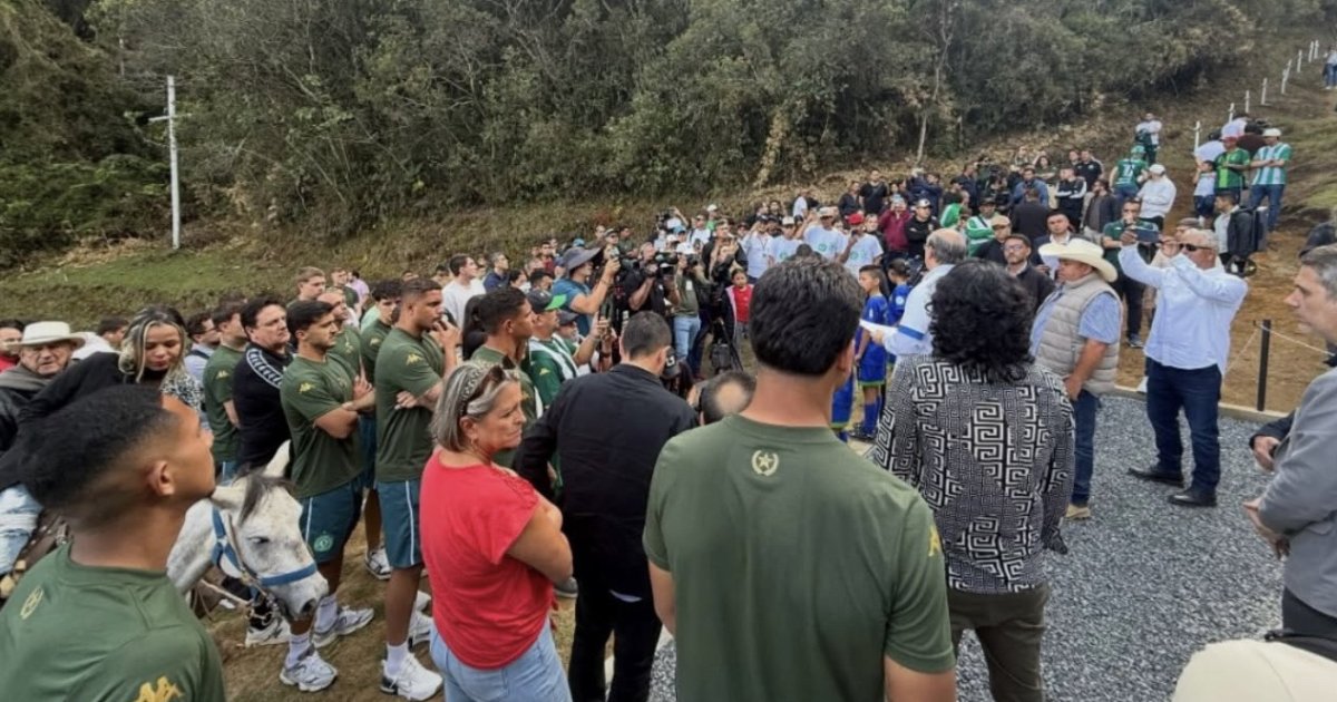 Chapecoense retorna a Medellín e recebe homenagens quase dez anos após tragédia