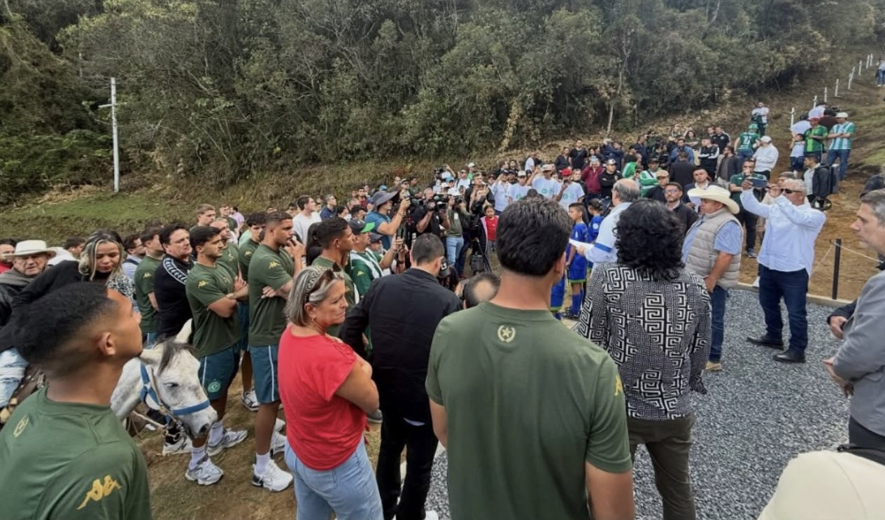 Chapecoense retorna a Medellín e recebe homenagens quase dez anos após tragédia
