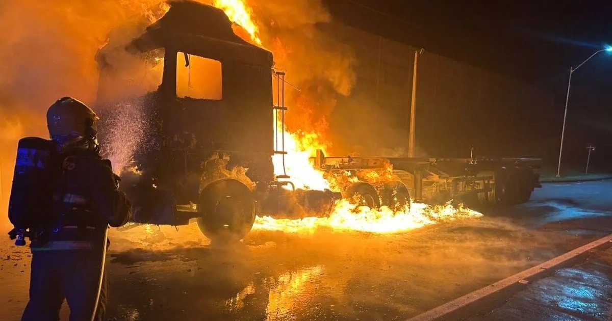 “QUE SUSTO”: Caminhão pega fogo e tanques explodem enquanto bombeiros combatem chamas na BR-101