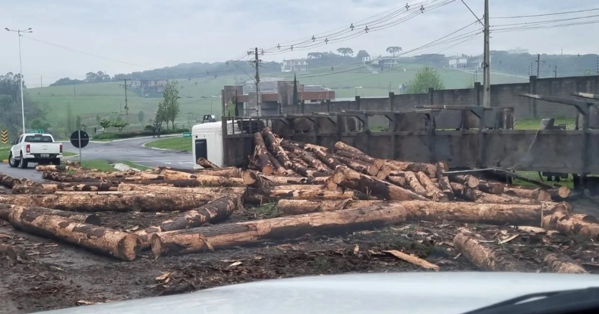ATENÇÃO: Motoristas encontram bloqueio em trevo da BR-282 após caminhão tombar