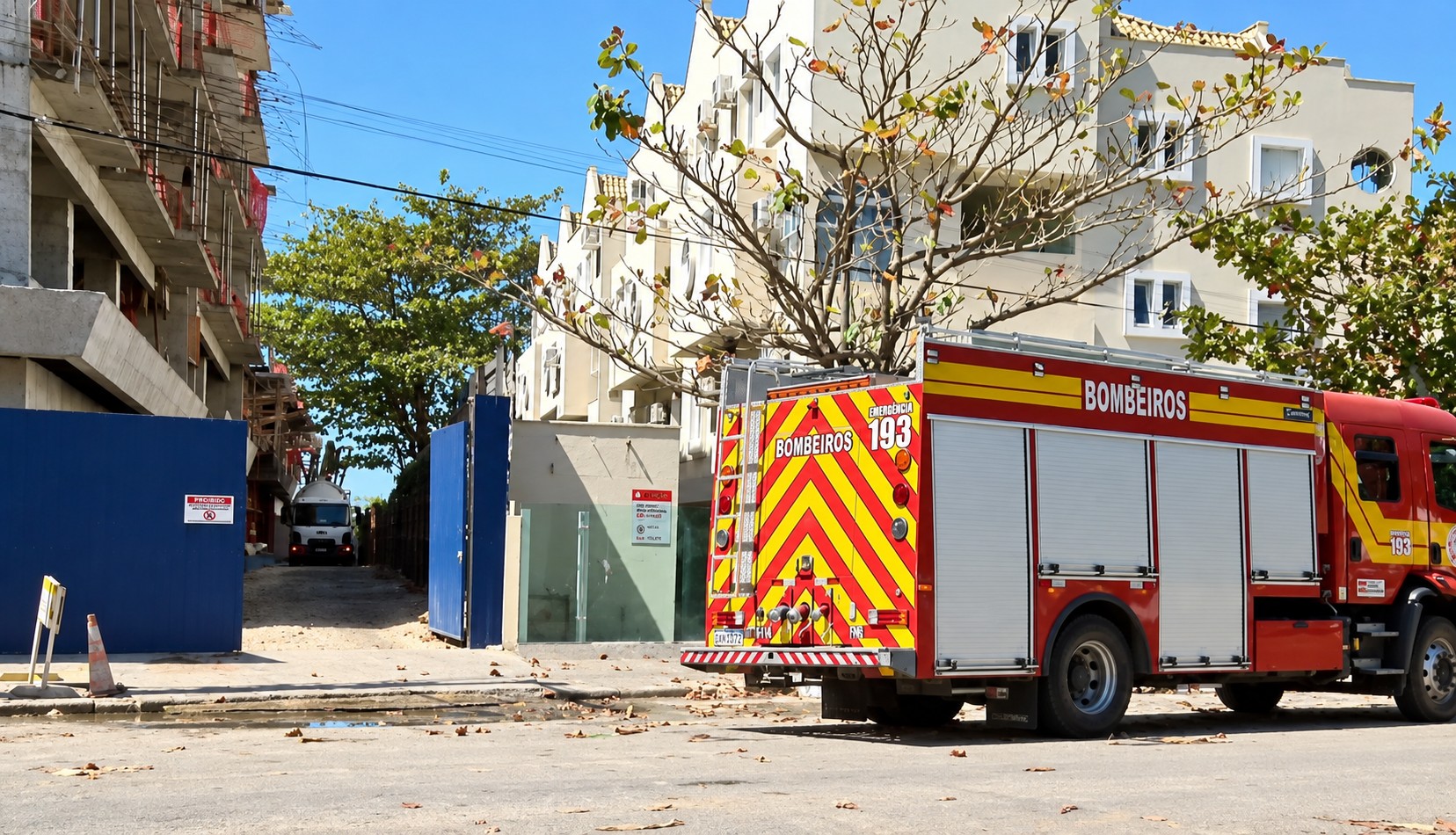 Viatura do Corpo de Bombeiros em frente ao canteiro de obras