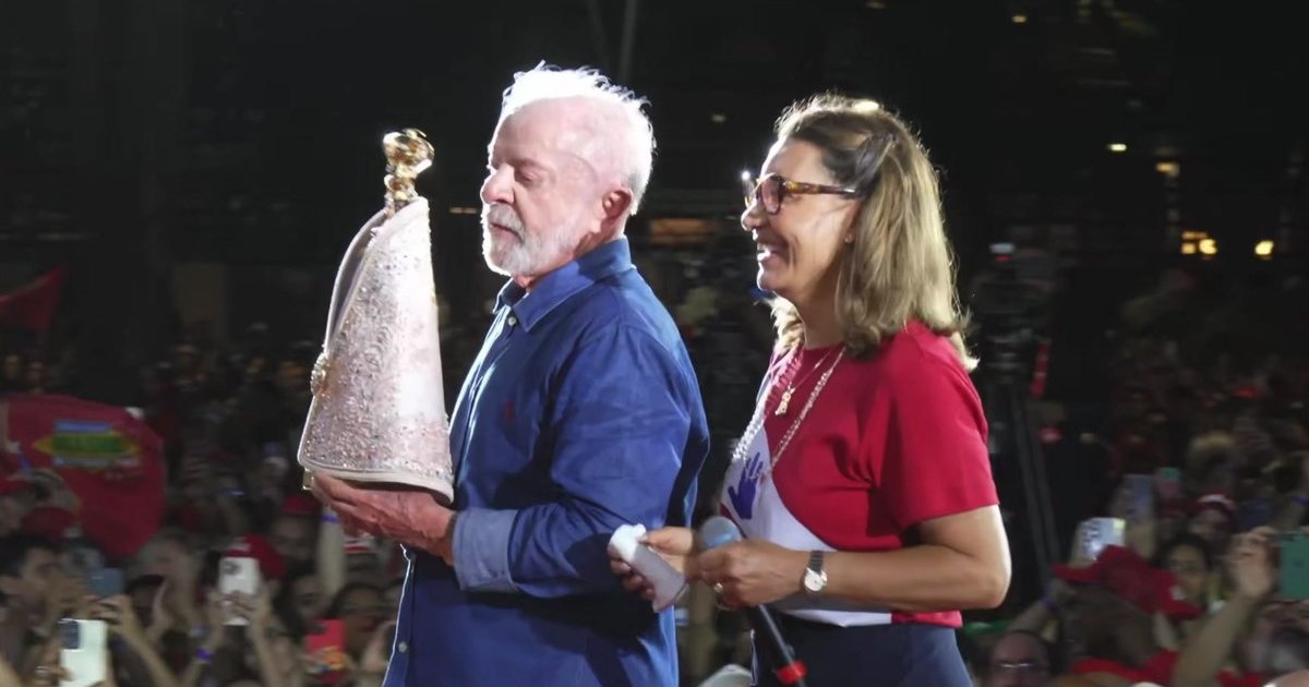 Lula ergue imagem de Nossa Senhora em meio à fake news que liga Flávio ao “fim da padroeira”
