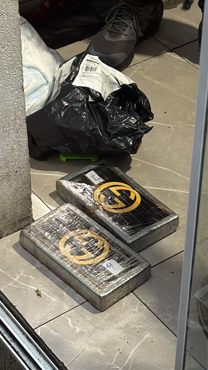 Dois tabletes de droga no chão de um imóvel