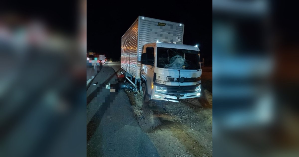 Motociclista de 22 anos morre depois de acidente com caminhão na BR-470