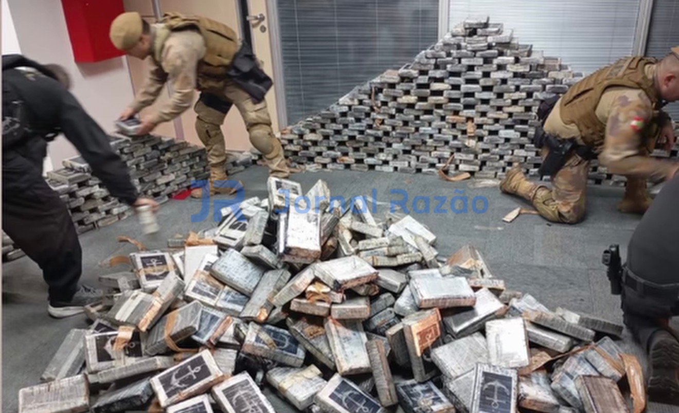 Policiais organizam tabletes de cocaína apreendidos em Itajaí