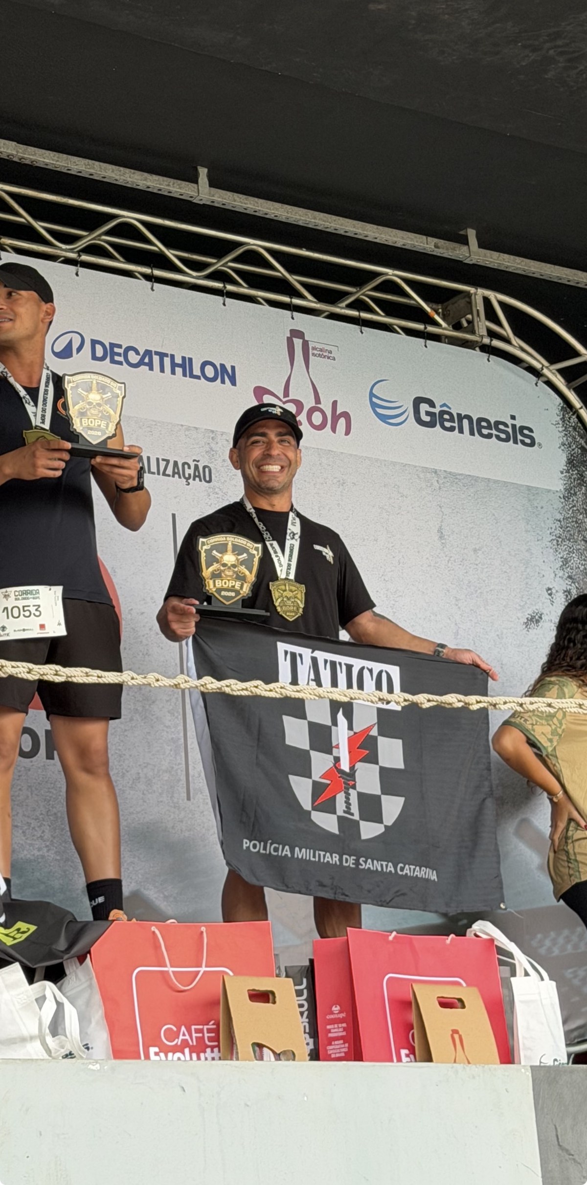 No pódio, Rafael Sagaz estendeu a bandeira do Tático da Polícia Militar de Santa Catarina