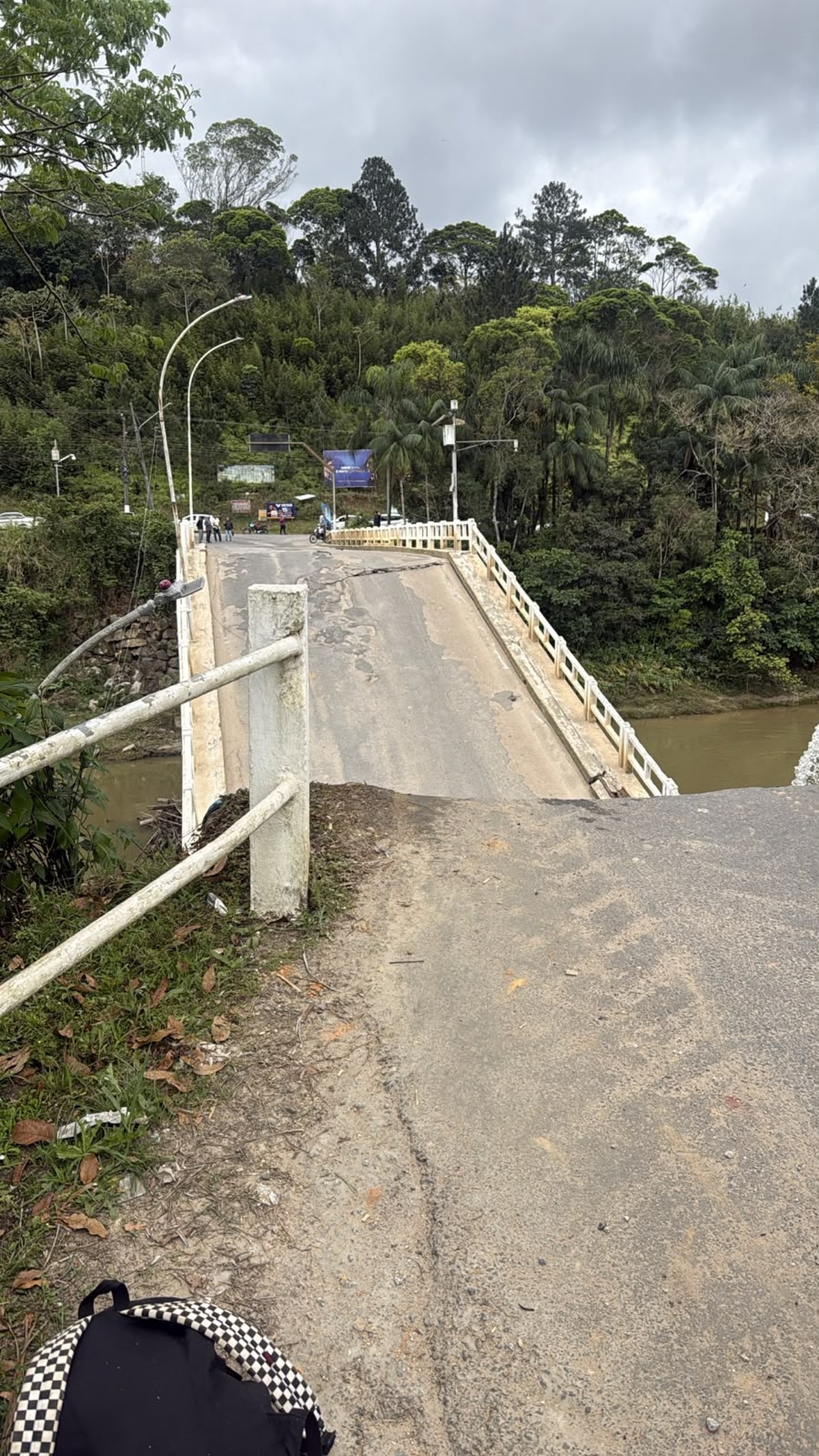 Pista afundada e asfalto rachado na ponte que cedeu em Canelinha