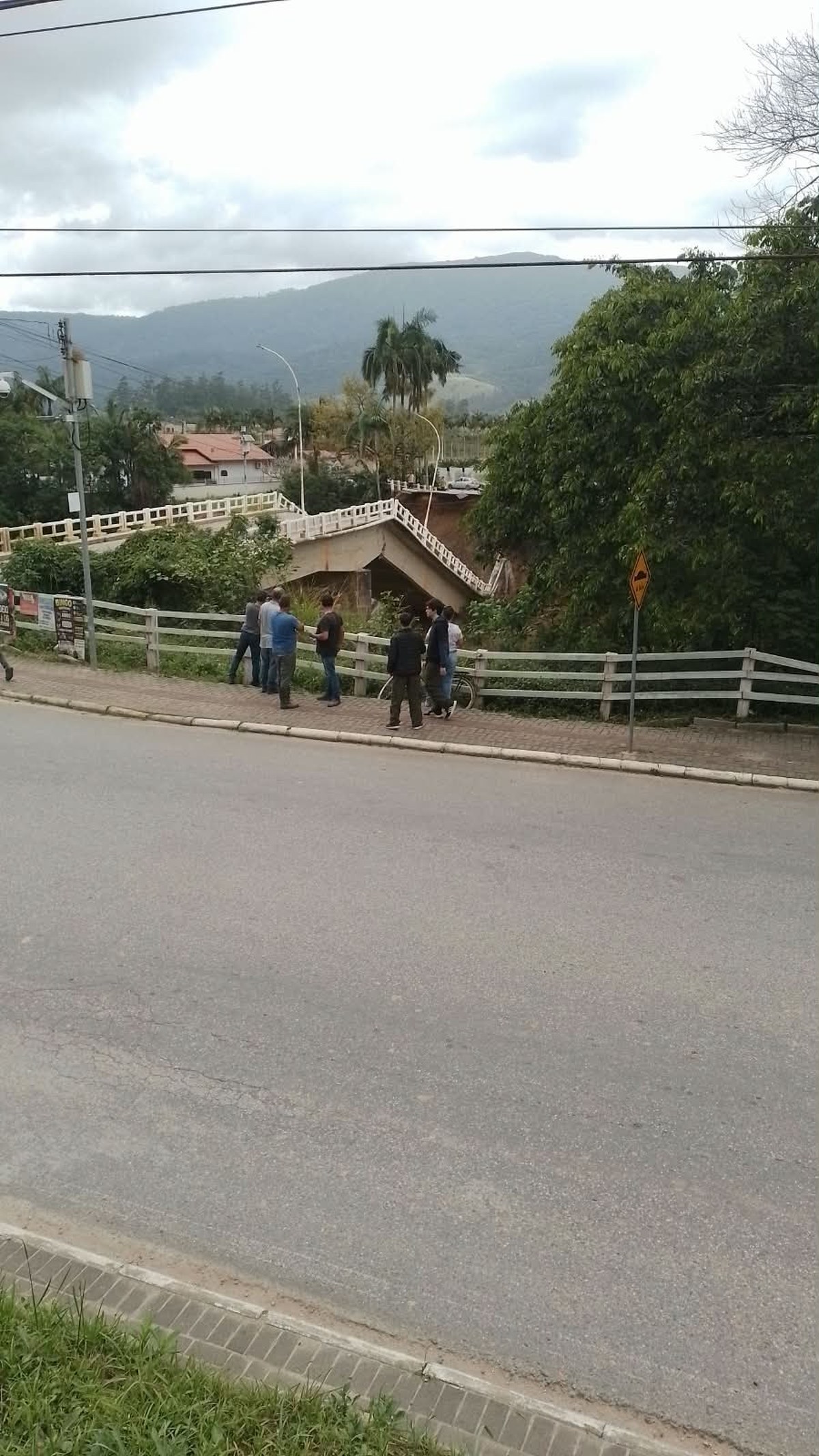 Moradores acompanham a movimentação perto da ponte que desabou em Canelinha