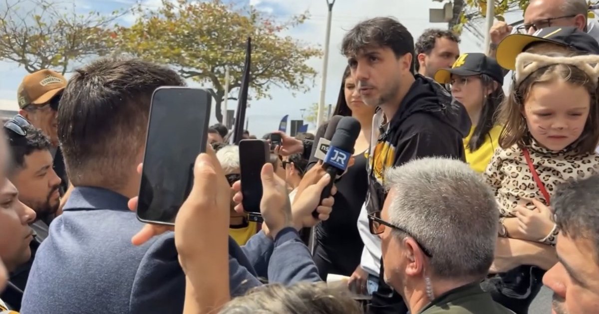 Renan Santos se irrita com pergunta em SC, ataca repórter do JR e apoiadores furtam microfone