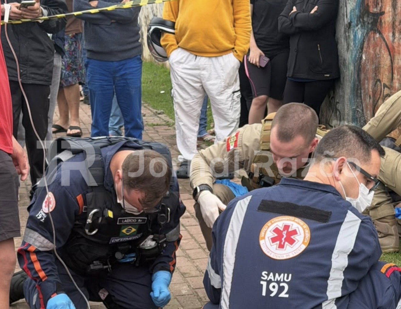 Equipes do SAMU e da Polícia Militar durante o atendimento às vítimas dos disparos na praça do Jardim Paraíso.