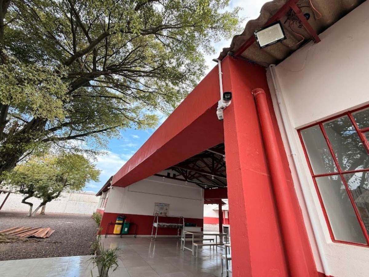 Câmera de monitoramento instalada em área coberta de escola municipal de Tijucas