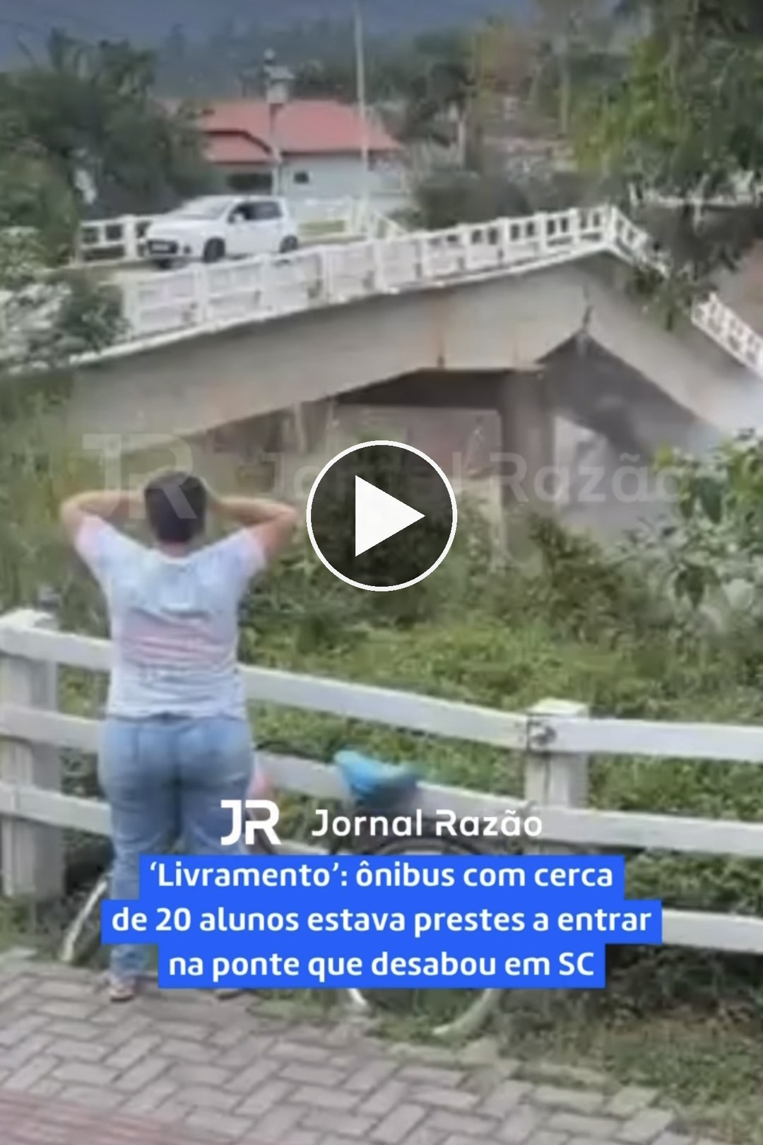 Vídeo mostra ônibus com alunos prestes a entrar na ponte que desabou em Canelinha