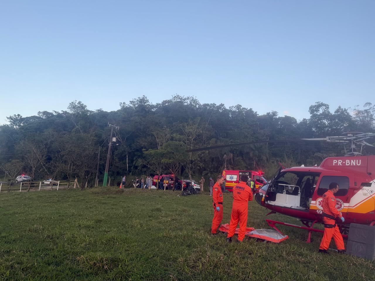 Motociclista sofre traumatismo craniano grave ao bater em cerca em Camboriú