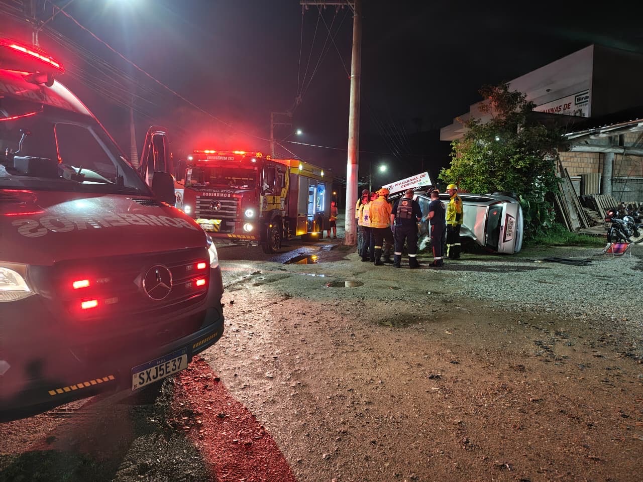 Motorista de 26 anos perde a vida após carro atingir poste e muro em SC