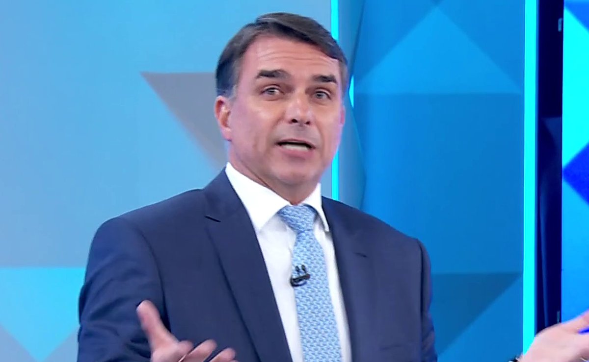 “A sua vida é um laranjal”: Flávio cita sítio de Atibaia e triplex e pergunta por que Lula não põe nada no nome
